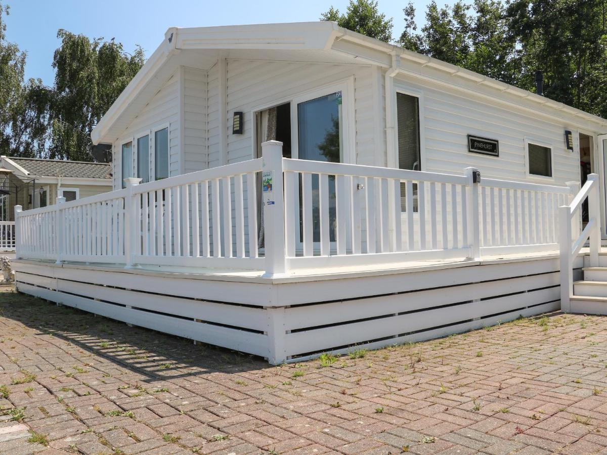 The Goodwood Lodge Chichester Exterior foto